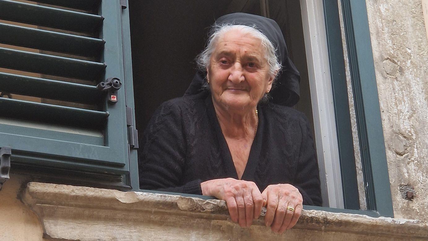 94-годишна италианска баба се превърна в туристическа сензация заради дрехите си