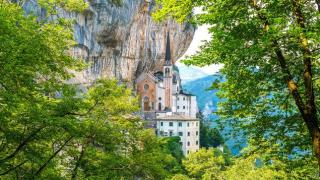 Църквата, която виси във въздуха: Чудото на Италия Снимки