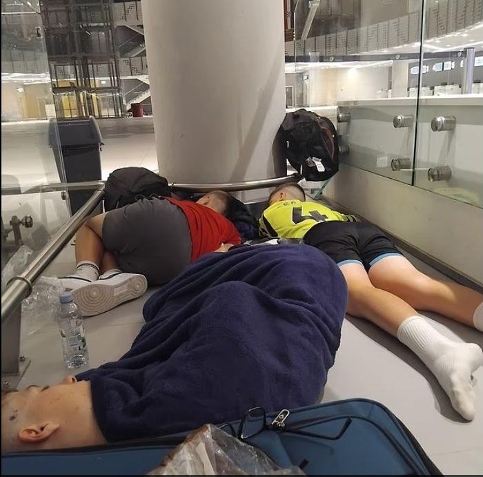 EasyJet захвърли семейство в грешната държава и гo остави да спи на пода на летище