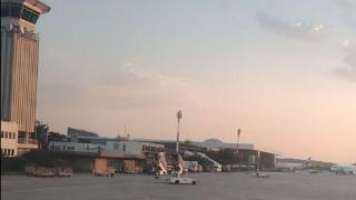 EasyJet захвърли семейство в грешната държава и гo остави да спи на пода на летище