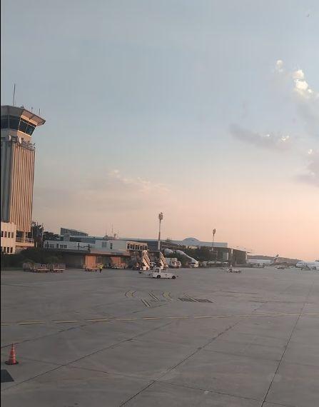 EasyJet захвърли семейство в грешната държава и гo остави да спи на пода на летище