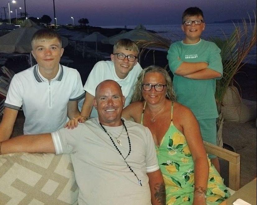 EasyJet захвърли семейство в грешната държава и гo остави да спи на пода на летище