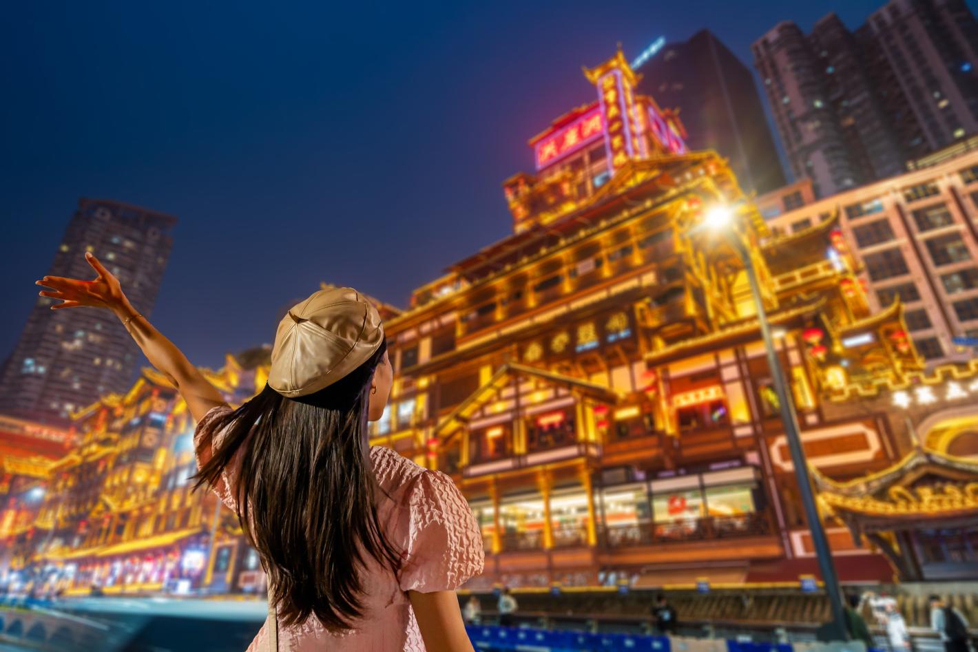 Зашеметяващият „киберпънк град“ в Китай, който изненадва на толкова много нива