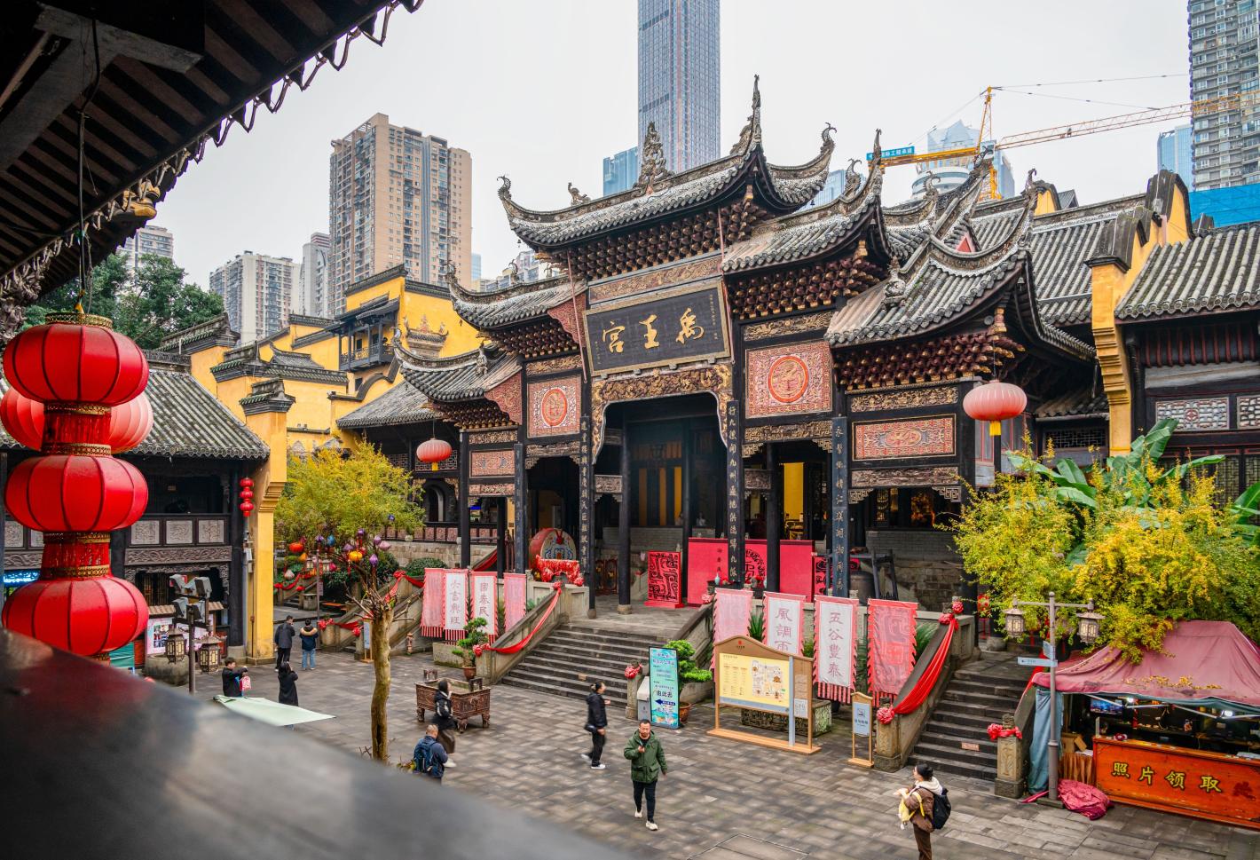 Зашеметяващият „киберпънк град“ в Китай, който изненадва на толкова много нива