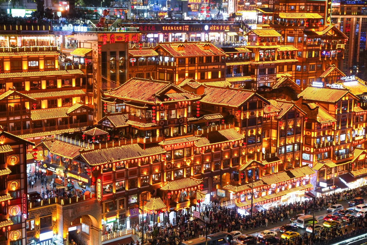 Зашеметяващият „киберпънк град“ в Китай, който изненадва на толкова много нива