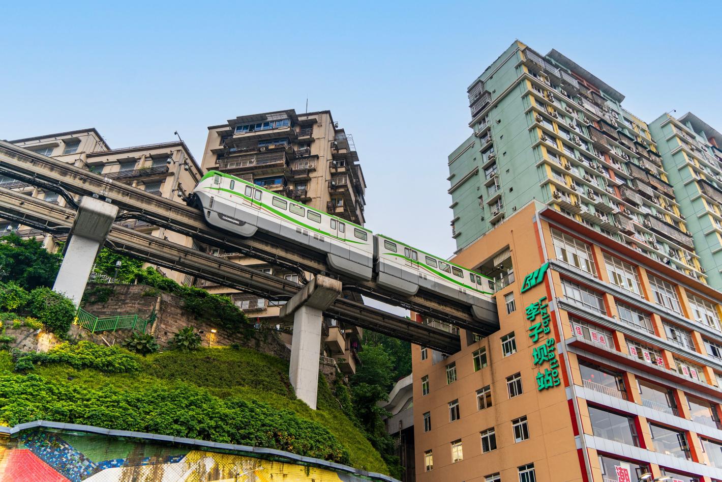 Зашеметяващият „киберпънк град“ в Китай, който изненадва на толкова много нива