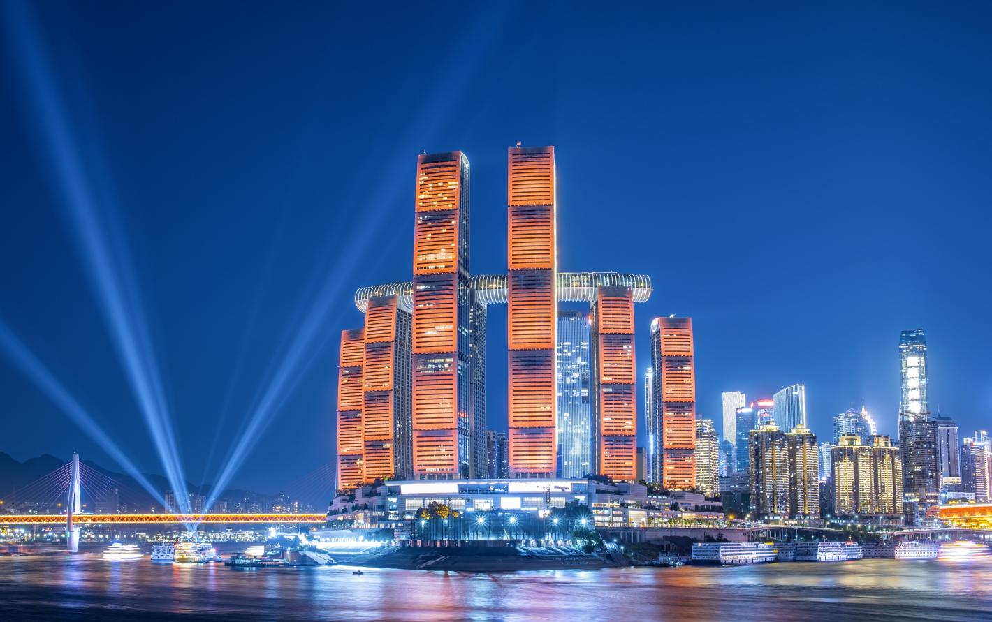 Зашеметяващият „киберпънк град“ в Китай, който изненадва на толкова много нива