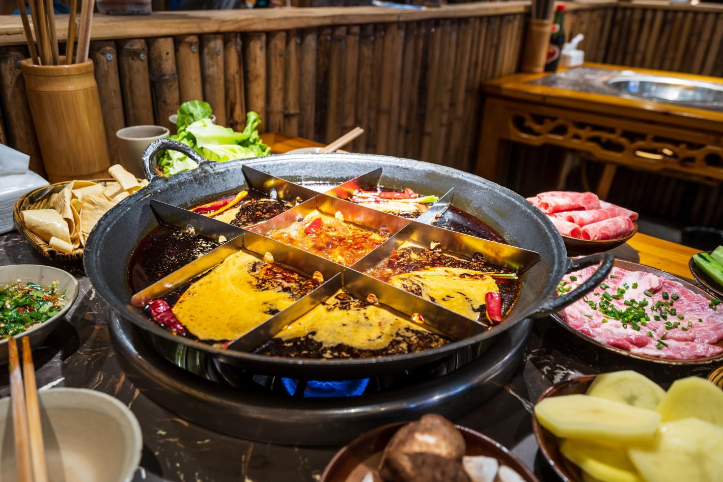 Зашеметяващият „киберпънк град“ в Китай, който изненадва на толкова много нива