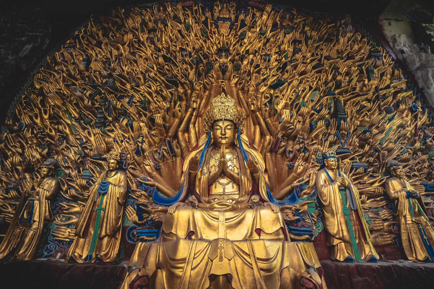 Зашеметяващият „киберпънк град“ в Китай, който изненадва на толкова много нива