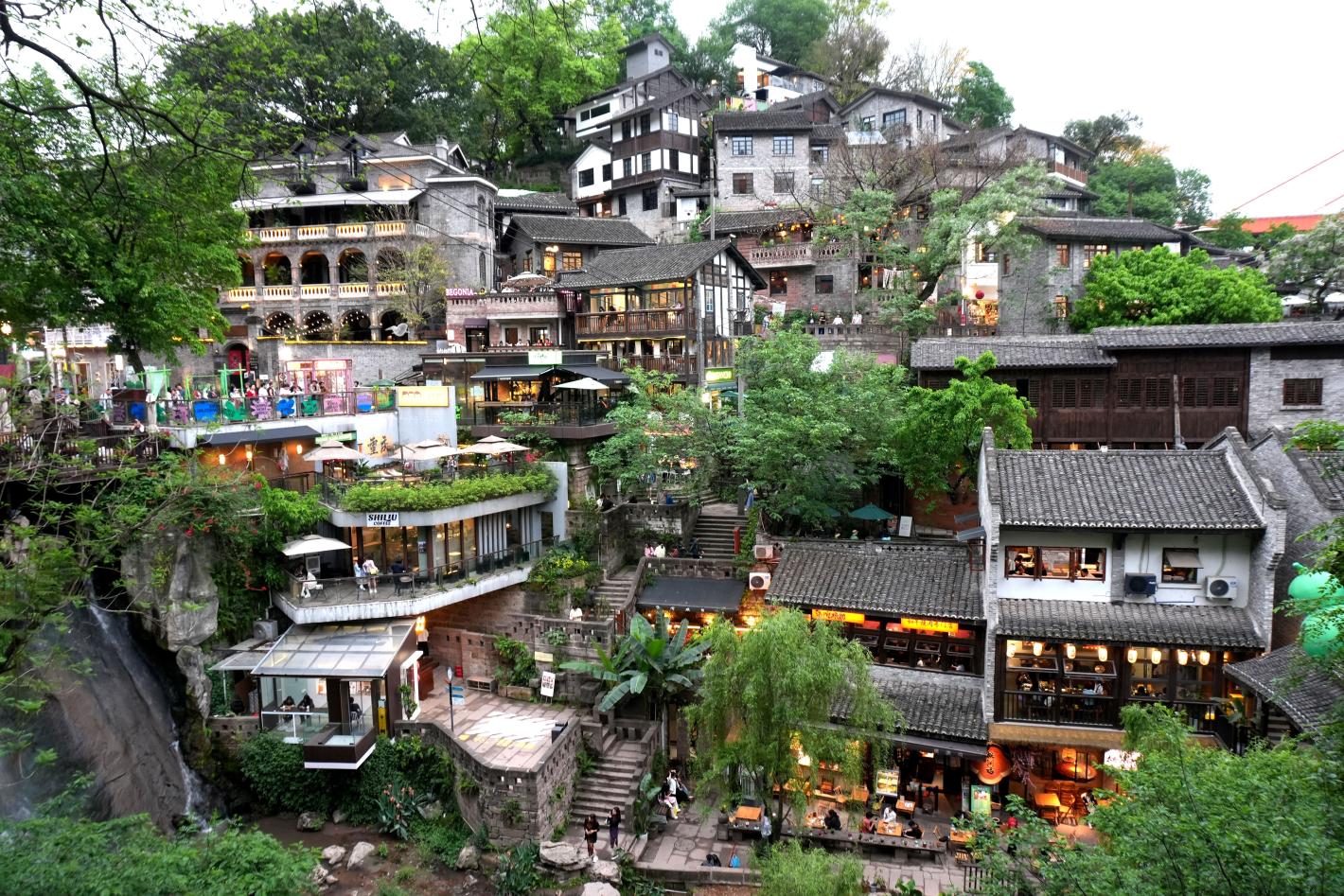 Зашеметяващият „киберпънк град“ в Китай, който изненадва на толкова много нива