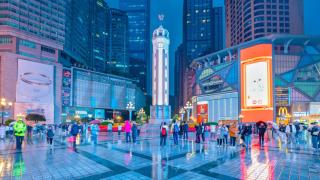 Зашеметяващият „киберпънк град“ в Китай, който изненадва на толкова много нива