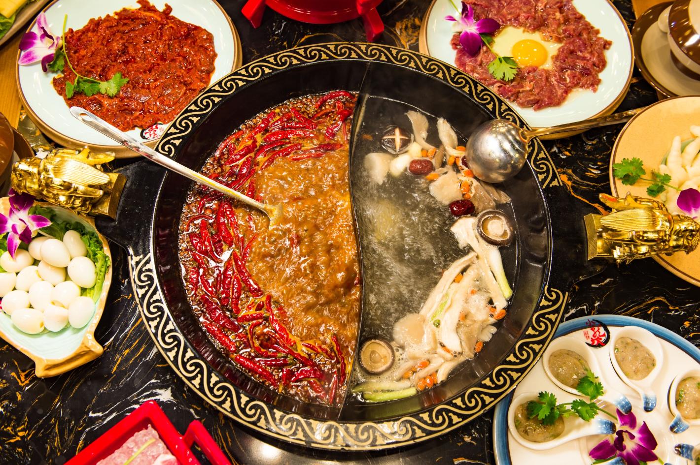 Зашеметяващият „киберпънк град“ в Китай, който изненадва на толкова много нива