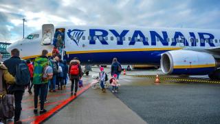 Правило на Ryanair кара родителите да плащат допълнително, когато пътуват с деца