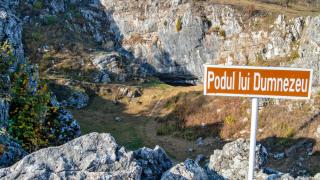 Божият мост в Румъния привлича хиляди туристи с легенди за скрито злато