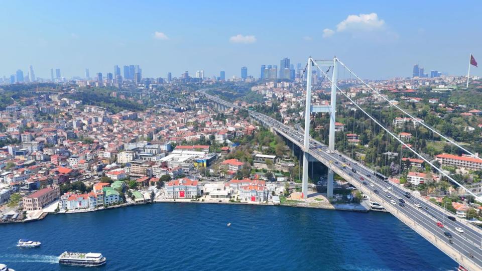 Уникално зрелище в Босфора, туристи заснеха... Видео