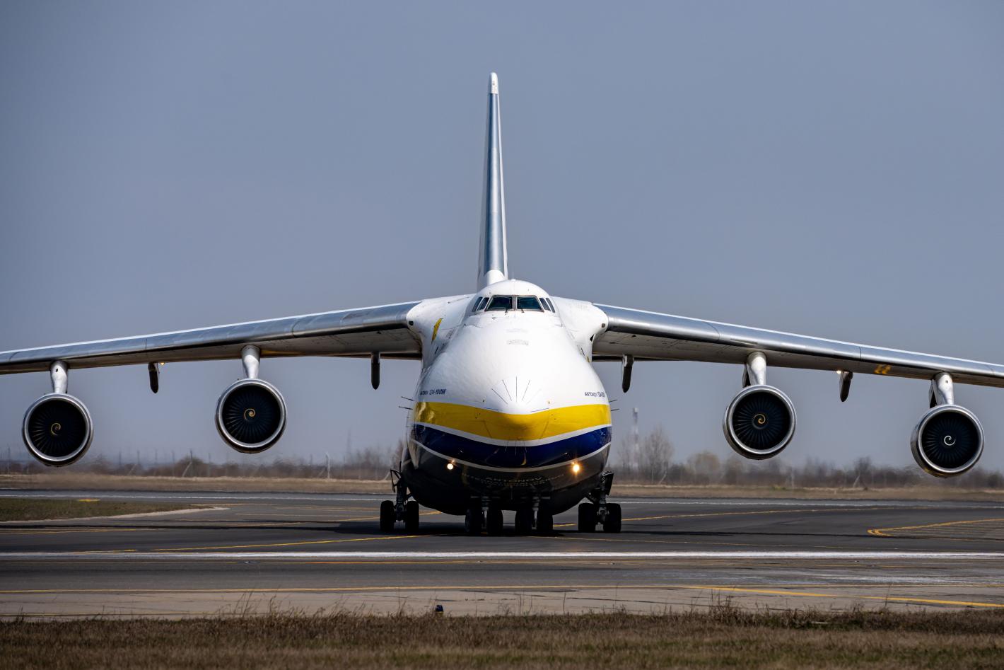 Един от най-големите транспортни самолети в света каца на летището в София