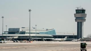 Зрелище на пистата! Мъже теглят с голи ръце най-новия самолет на „България Еър“ – Airbus A220-300