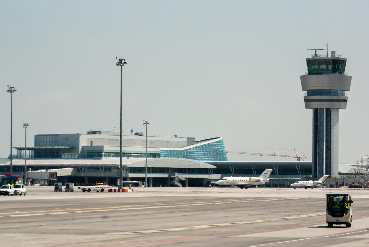 Зрелище на пистата! Мъже теглят с голи ръце най-новия самолет на „България Еър“ – Airbus A220-300