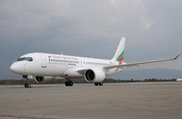 Зрелище на пистата! Мъже теглят с голи ръце най-новия самолет на „България Еър“ – Airbus A220-300