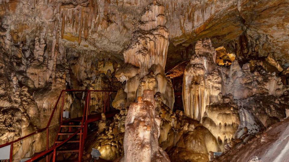 Впечатляваща наша пещера привлича все повече посетители