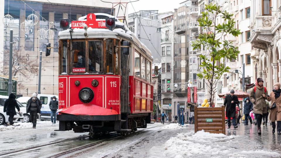 Българите, които ще празнуват в Истанбул, може да се окажат блокирани от рекордни снеговалежи