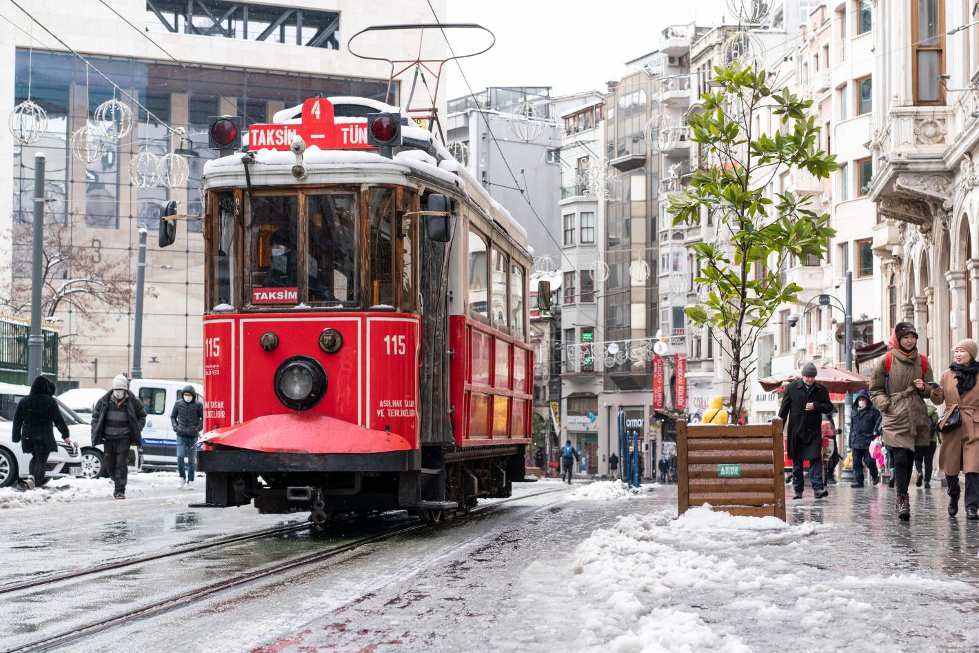 Българите, които ще празнуват в Истанбул, може да се окажат блокирани от рекордни снеговалежи
