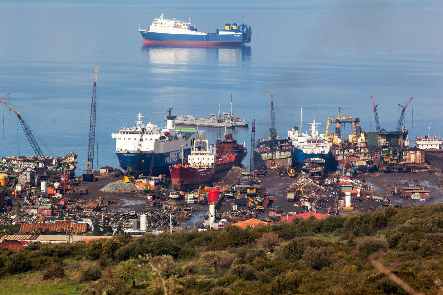 Гробище за круизни кораби - където някои от най-големите съдове "загинаха" заради COVID-19