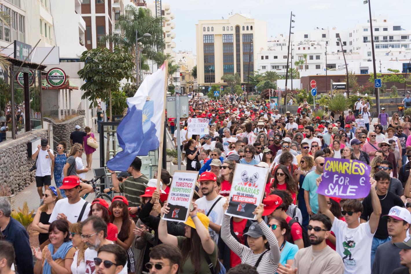 Над 1 милион туристи за месец - тези острови са смазани от пришълци