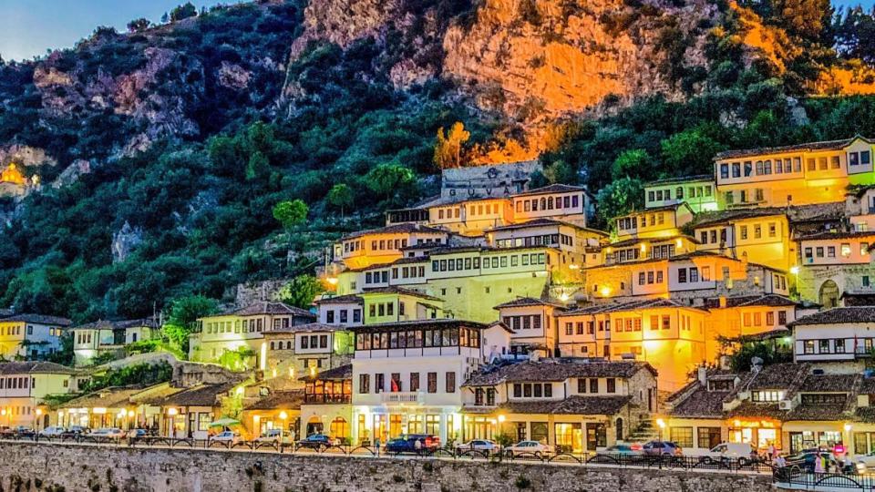 Албания или Черна гора: Експерти разкриват коя страна е по-добра за почивка