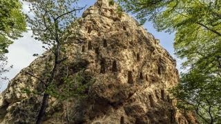 Тайнствен феномен в Родопите: над 500 ниши, които никой не може да разчете
