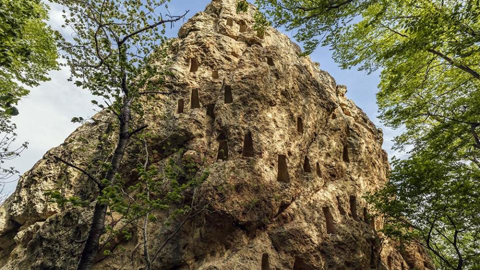 Тайнствен феномен в Родопите: над 500 ниши, които никой не може да разчете