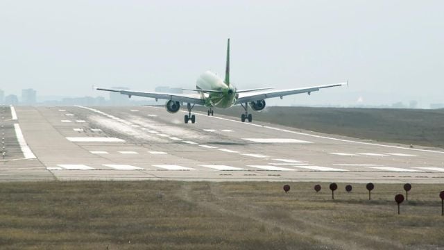 ЕС удря рамо на пътниците за извънредните такси в самолетите