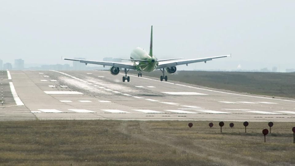 ЕС удря рамо на пътниците за извънредните такси в самолетите
