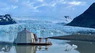 Скрито съкровище в Източна Гренландия: плаващата хижа, предлагаща абсолютно бягство