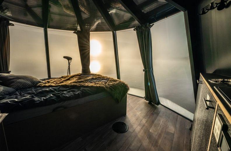 Скрито съкровище в Източна Гренландия: плаващата хижа, предлагаща абсолютно бягство