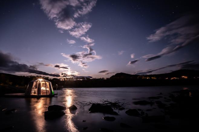 Скрито съкровище в Източна Гренландия: плаващата хижа, предлагаща абсолютно бягство