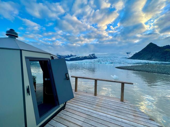 Скрито съкровище в Източна Гренландия: плаващата хижа, предлагаща абсолютно бягство