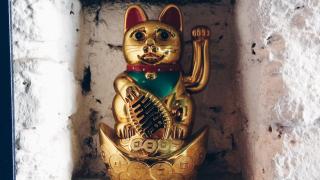 Един от най-популярните сувенири: Каква е историята на махащата котка