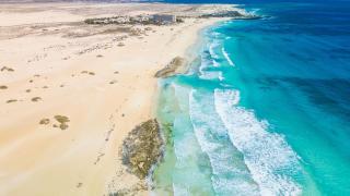 Разкриха най-горещата зимна дестинация - с бели пясъци и тюркоазено море