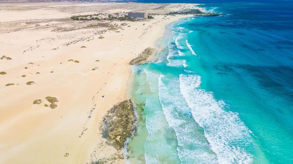 Разкриха най-горещата зимна дестинация - с бели пясъци и тюркоазено море