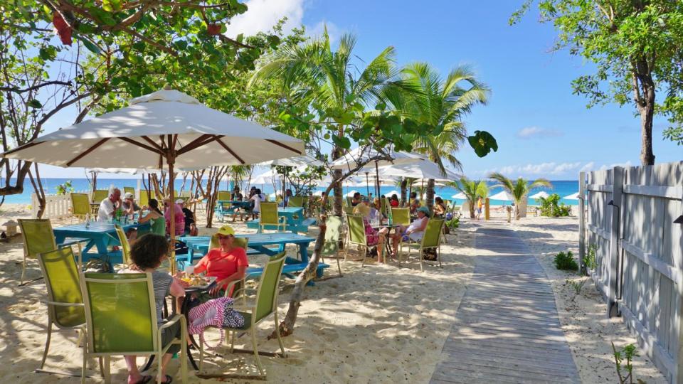 Безопасен остров с 28 градуса през януари, който е почти британски