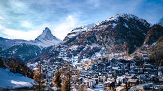 Алпите или Скалистите планини? Къде са най-красивите ски курорти в света