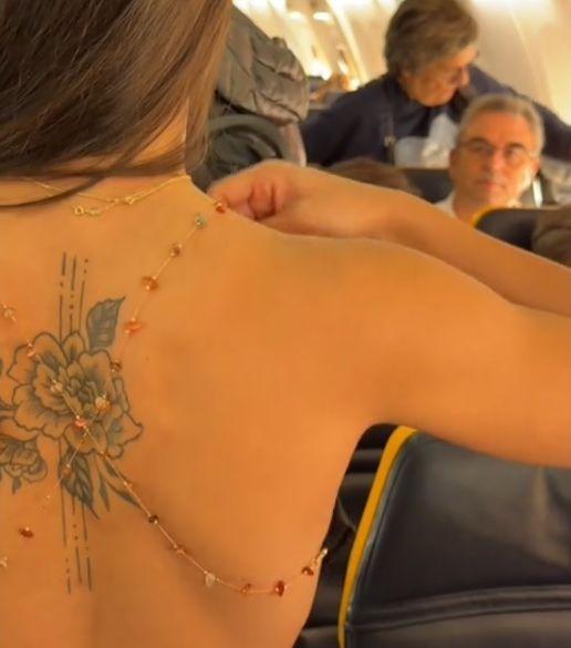 Жена влезе в самолет и мъжете зяпнаха: С какво ли е облечена?