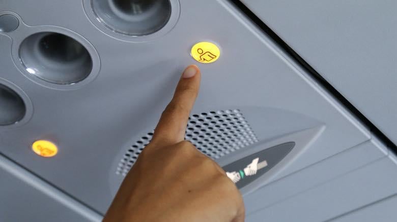 Кой е най-често натисканият бутон в самолета