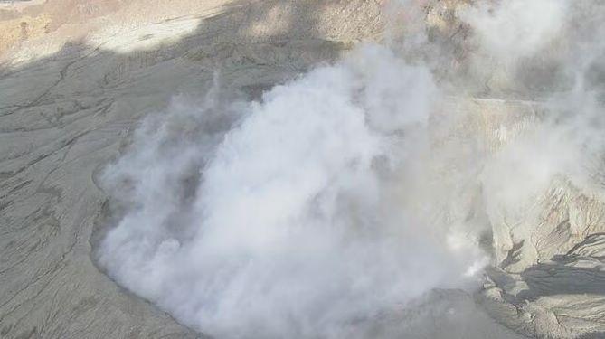 Хеликоптер с туристи се разби в кратера на активен вулкан