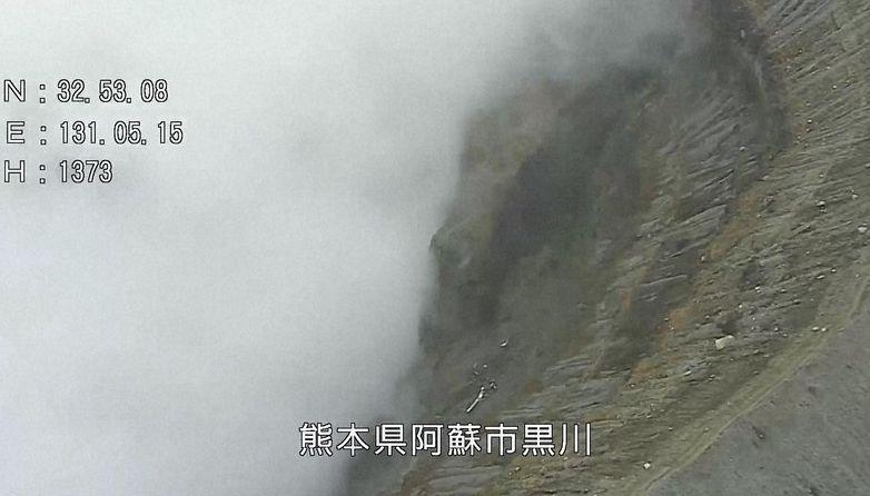 Хеликоптер с туристи се разби в кратера на активен вулкан