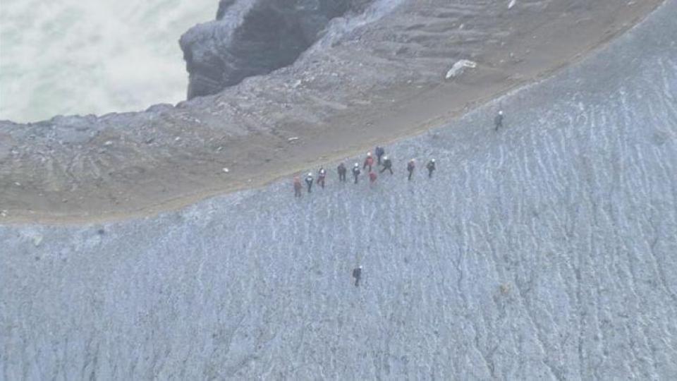 Хеликоптер с туристи се разби в кратера на активен вулкан