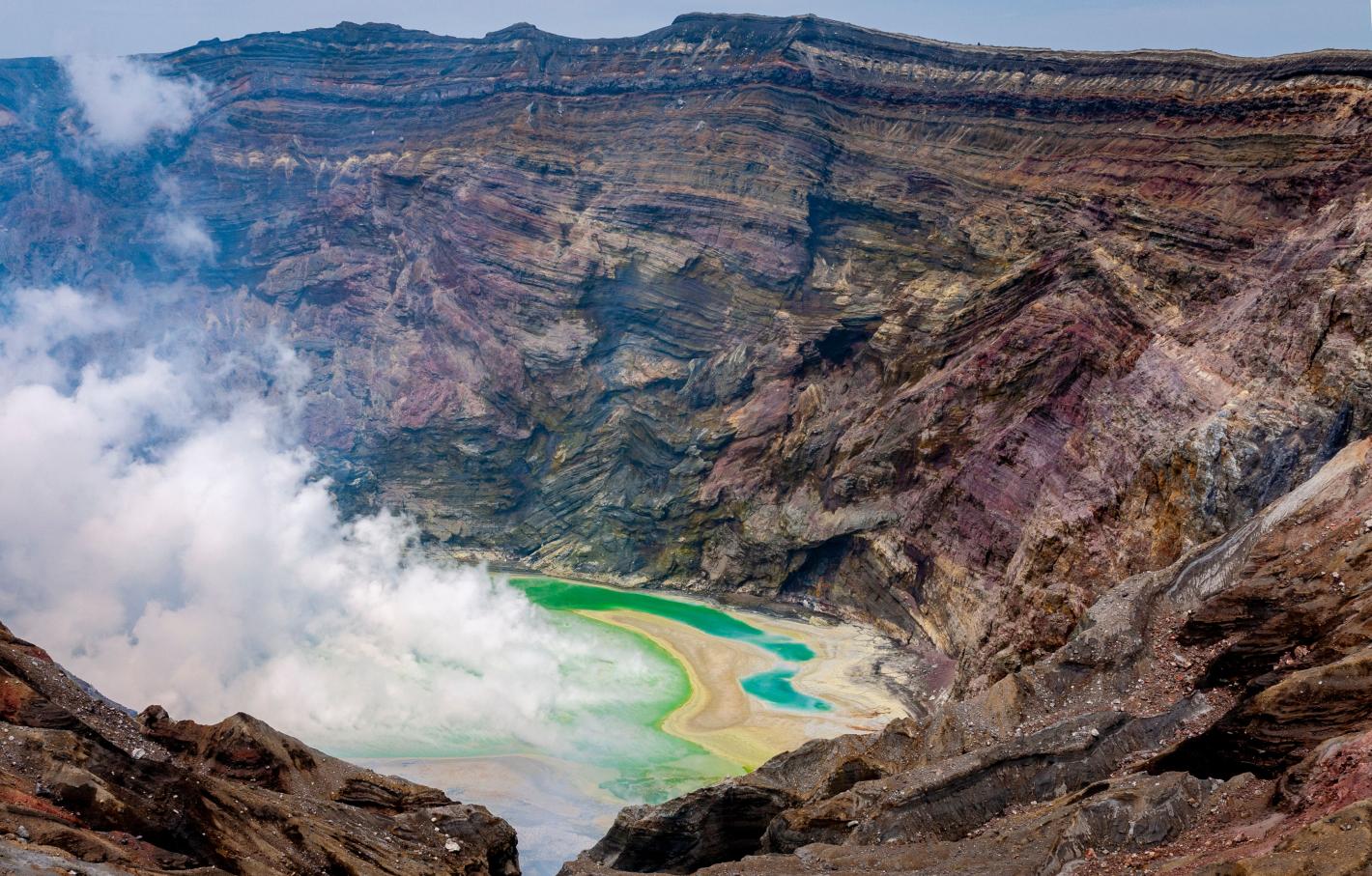 Хеликоптер с туристи се разби в кратера на активен вулкан