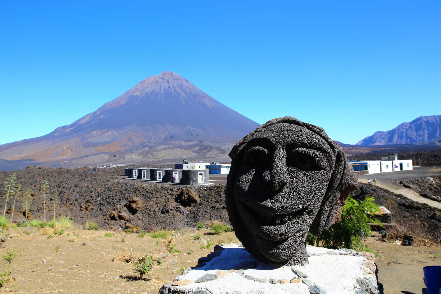 Четирима британци починаха, след като се разболяха от „мистериозна болест“ на райски остров