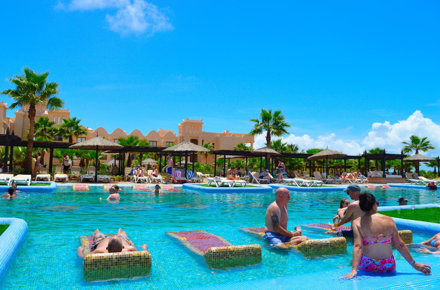 Четирима британци починаха, след като се разболяха от „мистериозна болест“ на райски остров